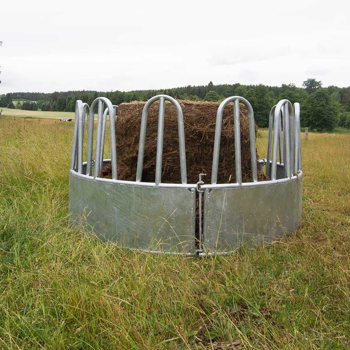 Feeder with tombstone railings, for cattle, 12 feed openings