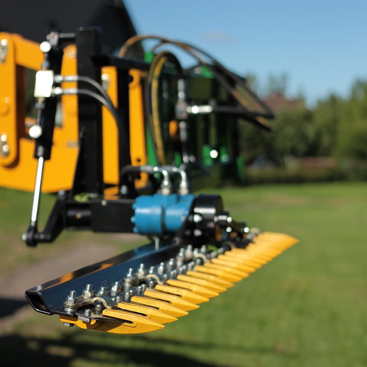 Hedge trimmer for frontloaders with bolted Trima attachment