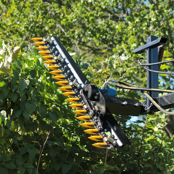 Hedge trimmer for frontloaders with bolted Trima attachment