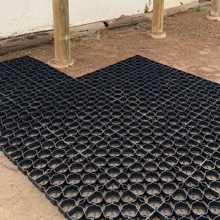 Ground-reinforcing plastic mat for pastures